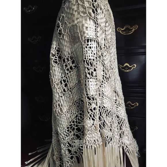 Wrap, Vintage Ivory/Peach 1990s Silk Macreme Shawl with long Fringe - Picture 6 of 10